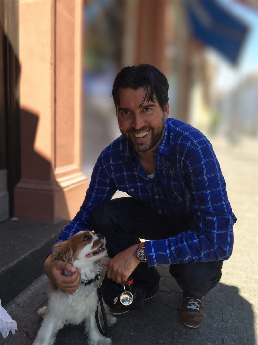 Bijan Maurer in einem persönlichen Moment mit einem Hund