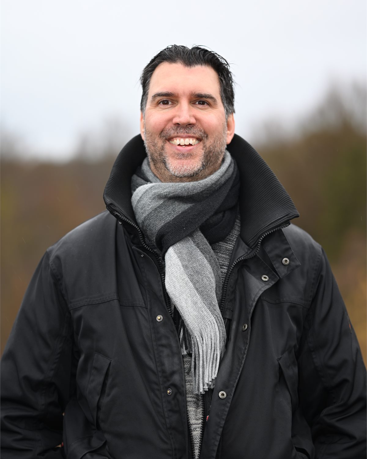 Porträt von Bijan Maurer im Freien